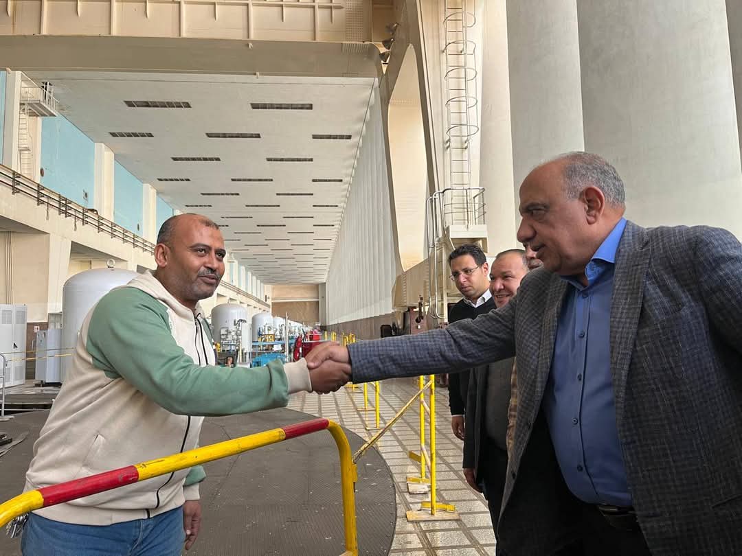 وزير الكهرباء يصافح العاملين بمحطة كهرباء السد العالي وزير الكهرباء يصافح العاملين بمحطة كهرباء السد العالي