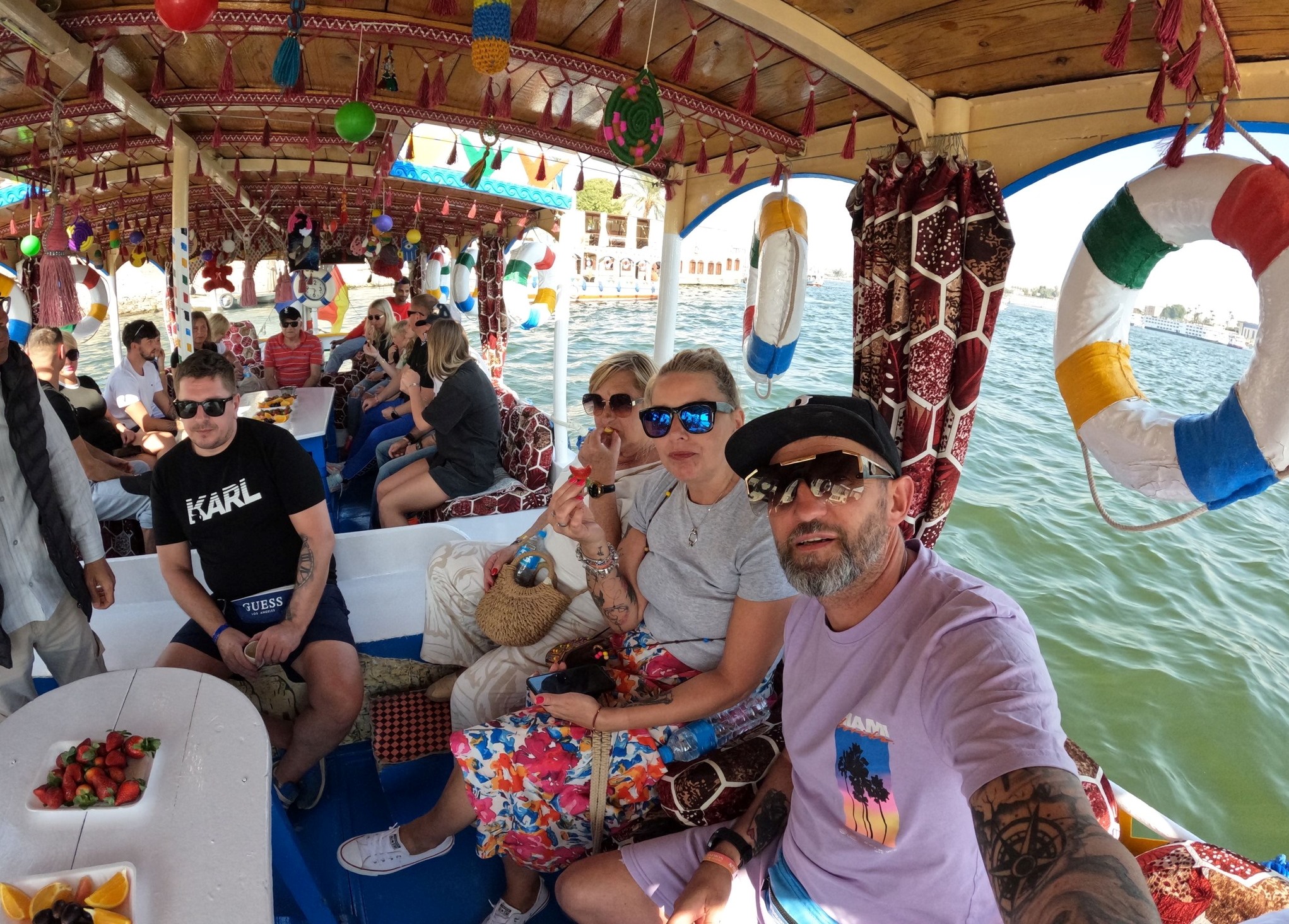 سيلفي السائحين فى قلب المراكب النيلية بالأقصر سيلفي السائحين فى قلب المراكب النيلية بالأقصر