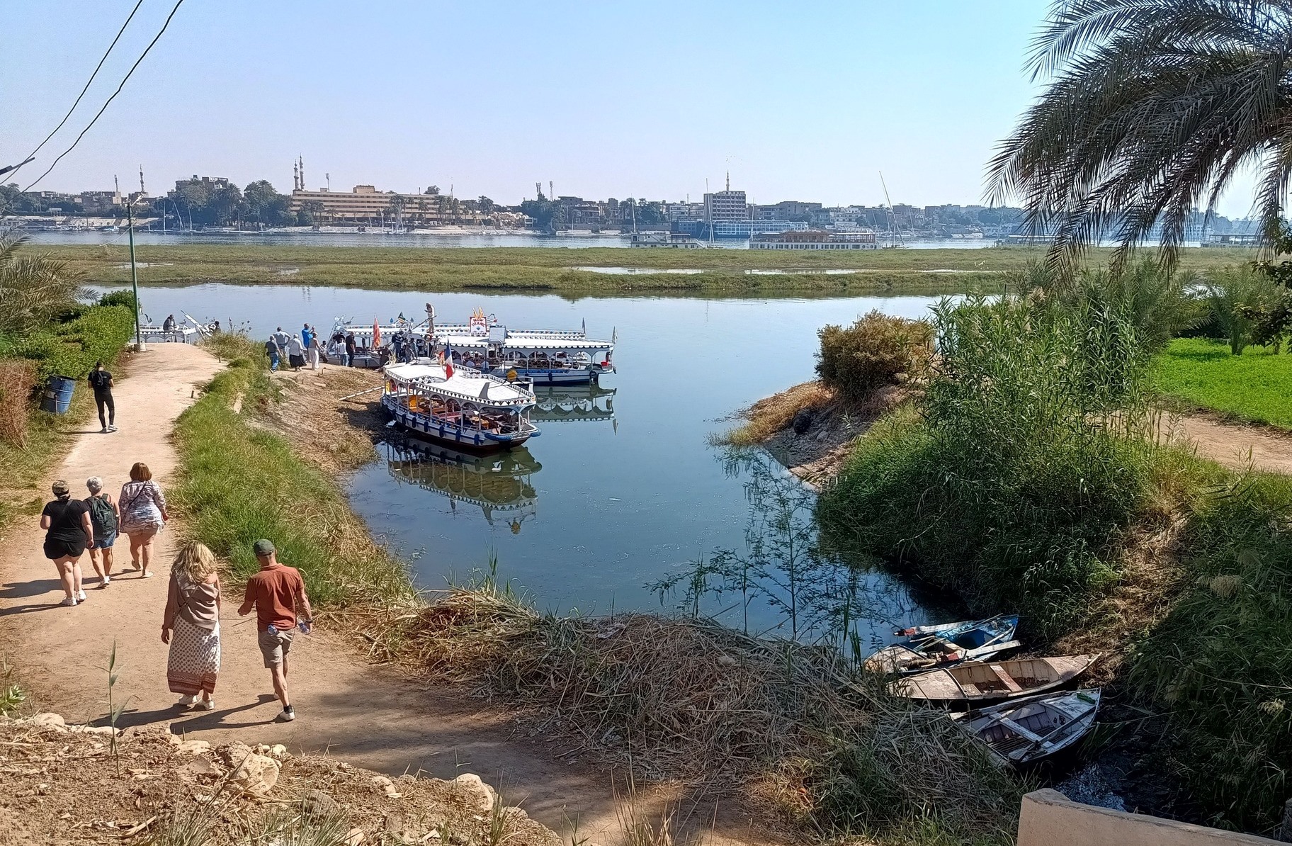 المراكب خلال انتظار السائحين على ضفتى نيل الأقصر المراكب خلال انتظار السائحين على ضفتى نيل الأقصر