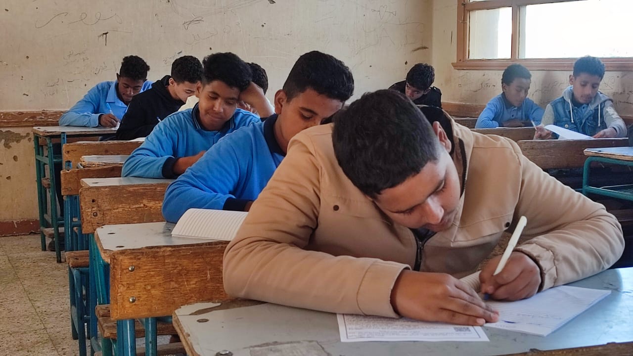 الطلبة فى لجان امتحانات الشهادة الإعدادية في أول أيامها