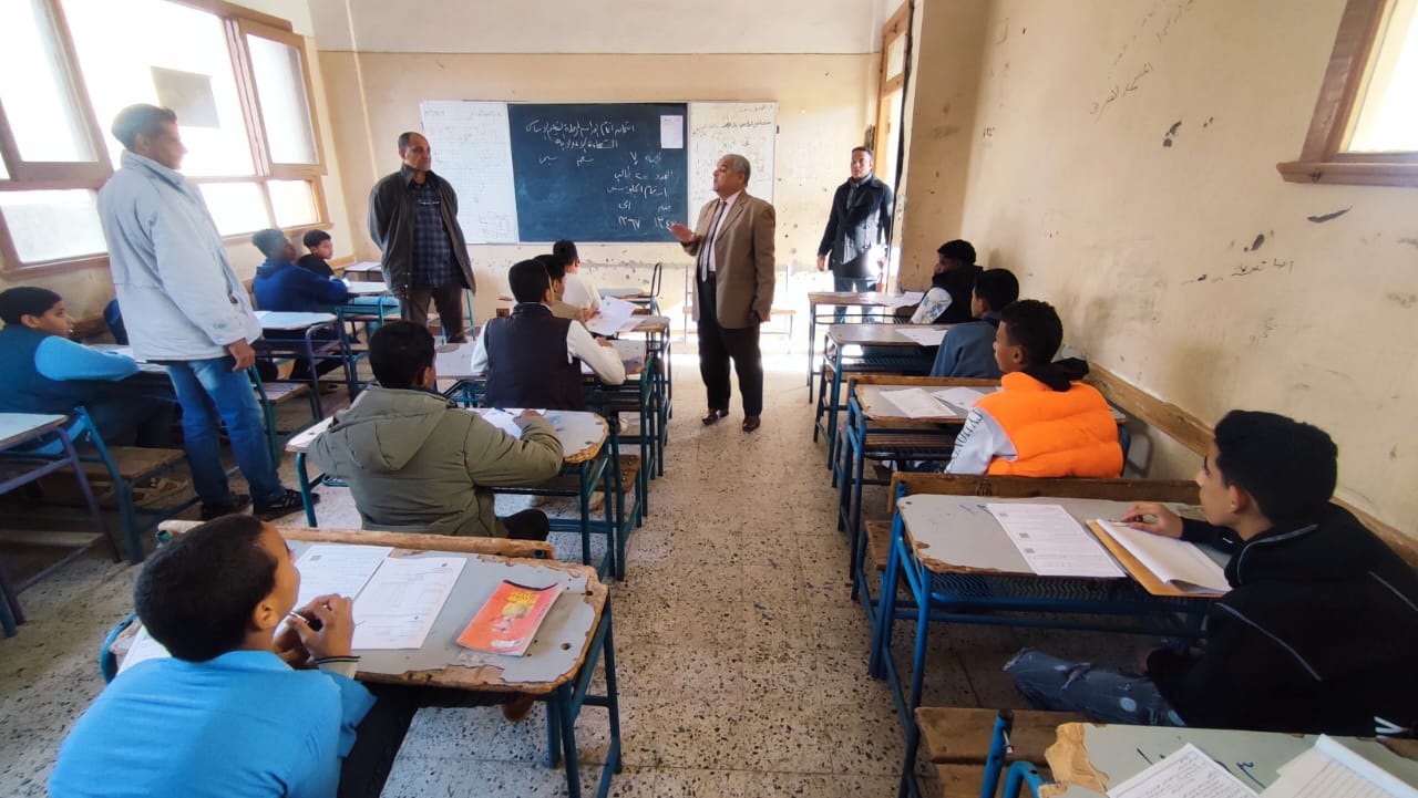 وكيل تعليم الأقصر يتفقد لجان امتحانات الشهادة الإعدادية