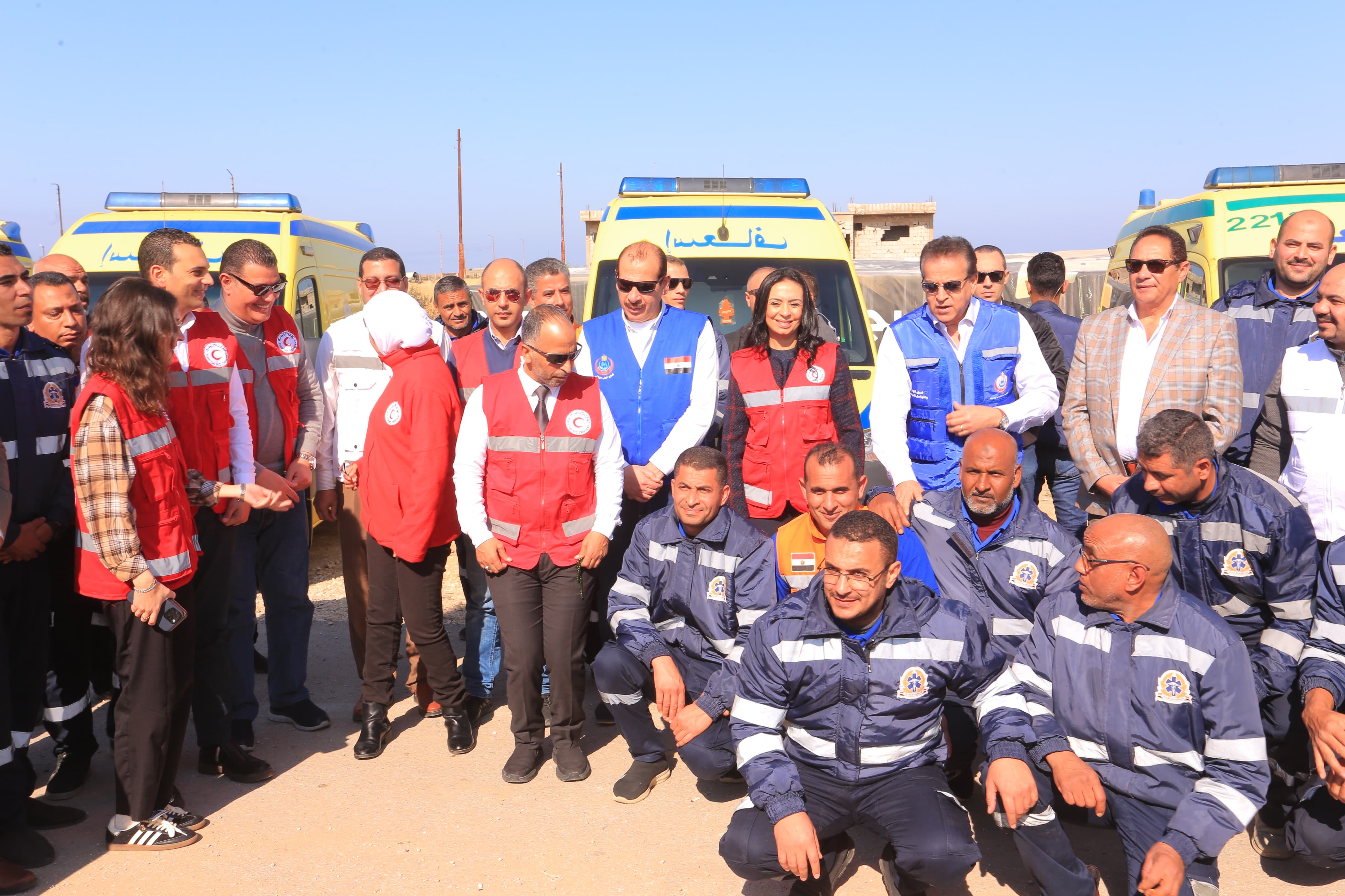 وزيرة التضامن ووزير الصحة خلال صورة تذكارية مع رجال الإسعاف