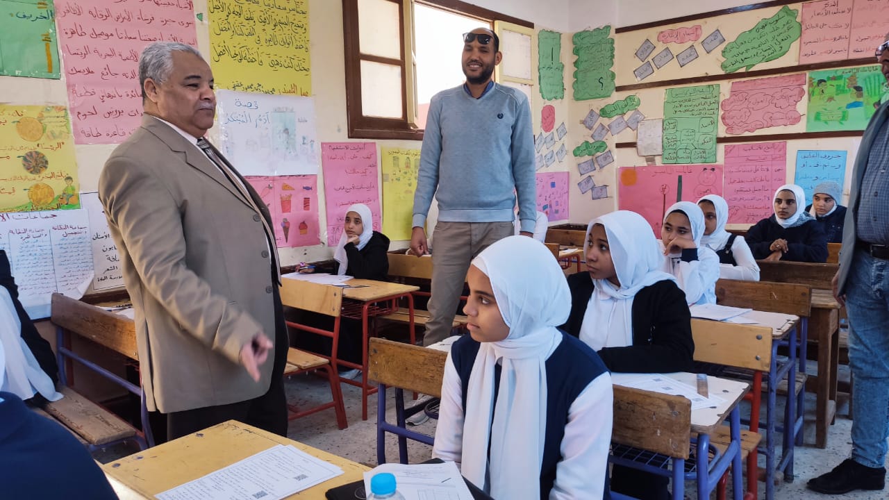 وكيل الوزارة يتفقد لجان امتحانات الشهادة الإعدادية في أول أيامها