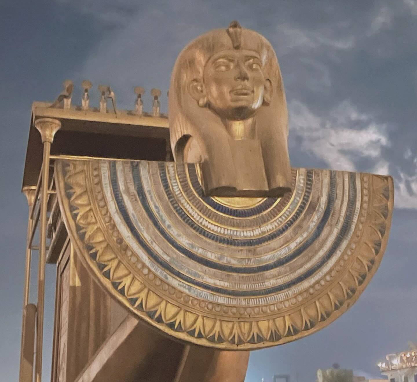 احد المراكب المقدسة على طريق الكباش احد المراكب المقدسة على طريق الكباش