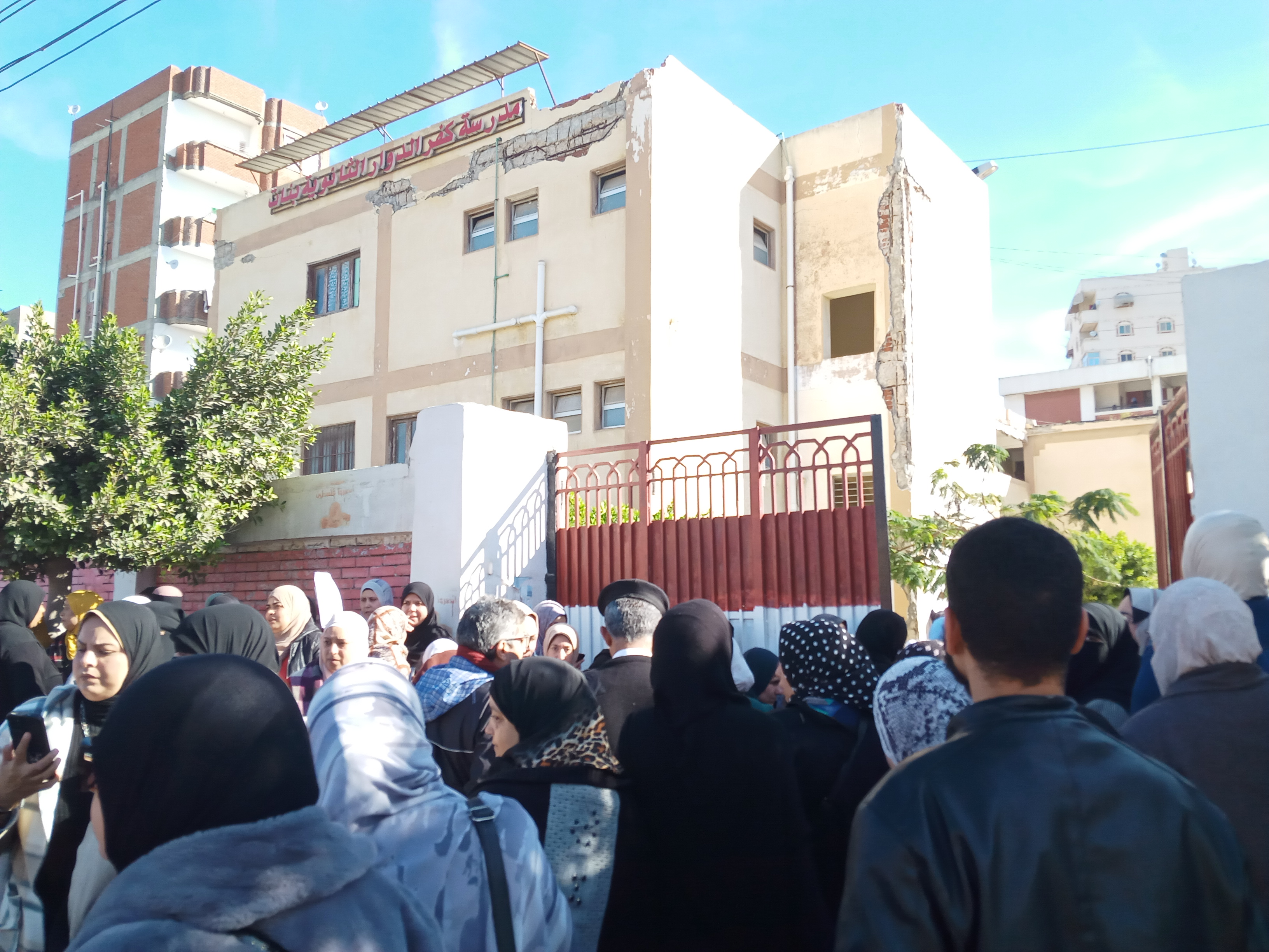 إقبال طلاب إمتحانات الشهادة الاعدادية إقبال طلاب إمتحانات الشهادة الاعدادية