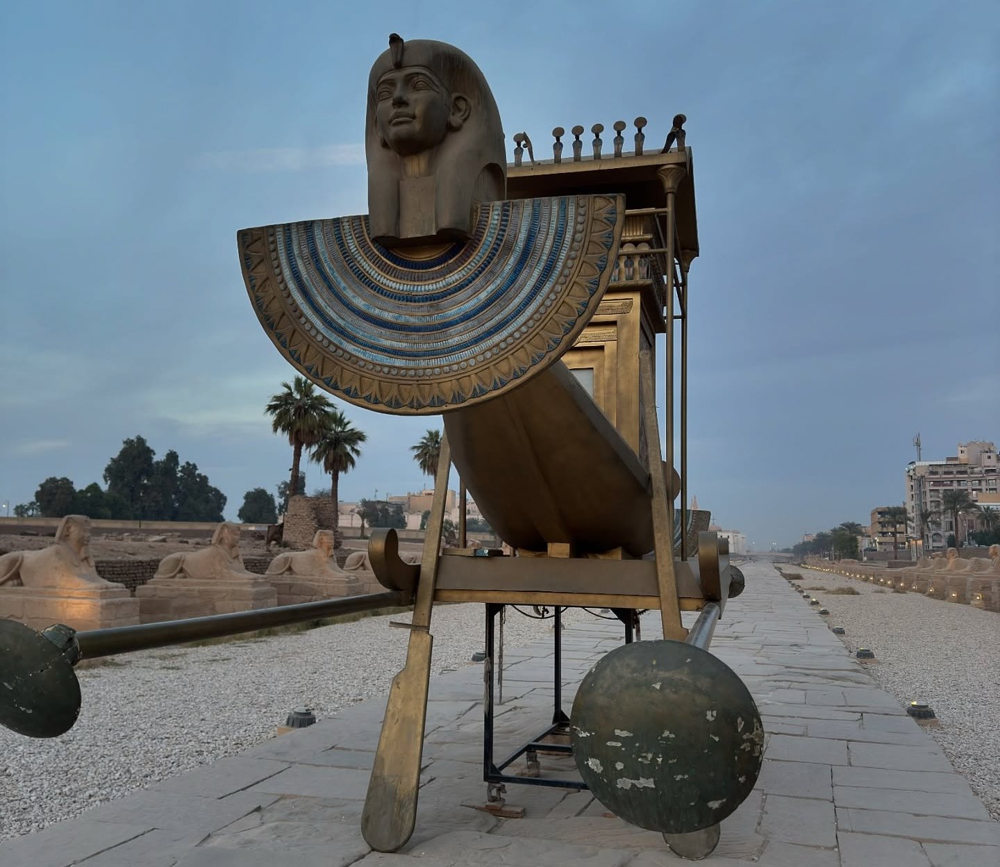 إحدي المراكب المقدسة على طريق الكباش بمدينة الأقصر إحدي المراكب المقدسة على طريق الكباش بمدينة الأقصر