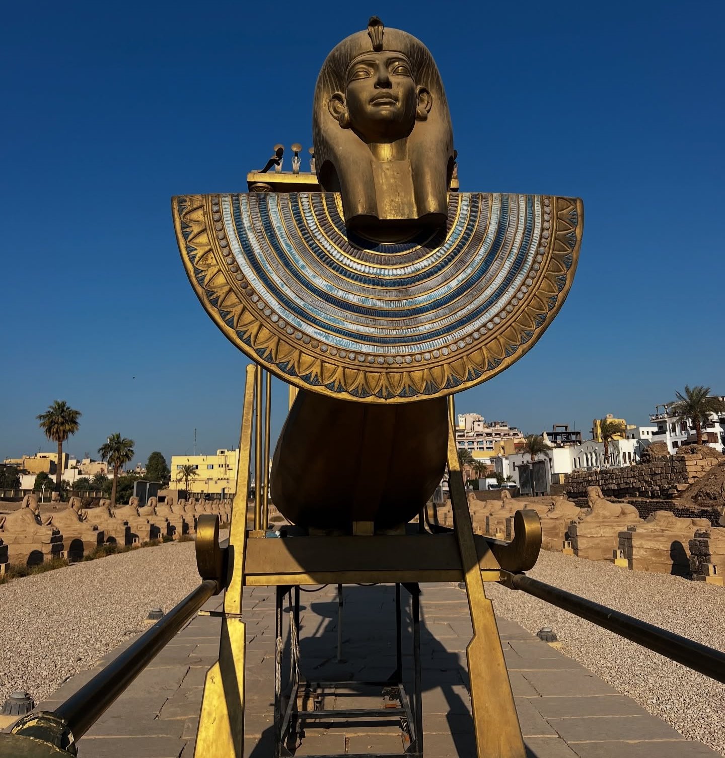 سحر المراكب المقدسة تجذب السياح من حول العالم سحر المراكب المقدسة تجذب السياح من حول العالم