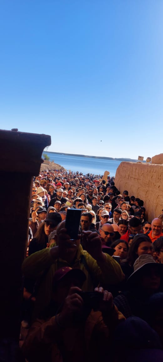 زحام السياح الأجانب زحام السياح الأجانب