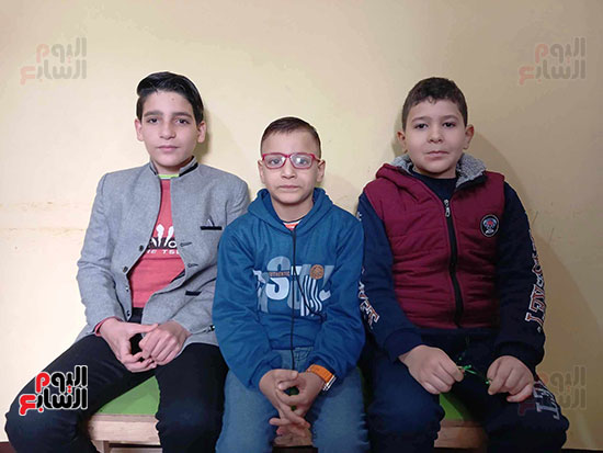 طلاب-يحفظون-القران-داخل-الكتاب طلاب-يحفظون-القران-داخل-الكتاب