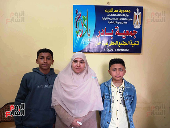 طفلين-من-اصحاب-الاصوات-الحسنة-داخل-الكتاب طفلين-من-اصحاب-الاصوات-الحسنة-داخل-الكتاب