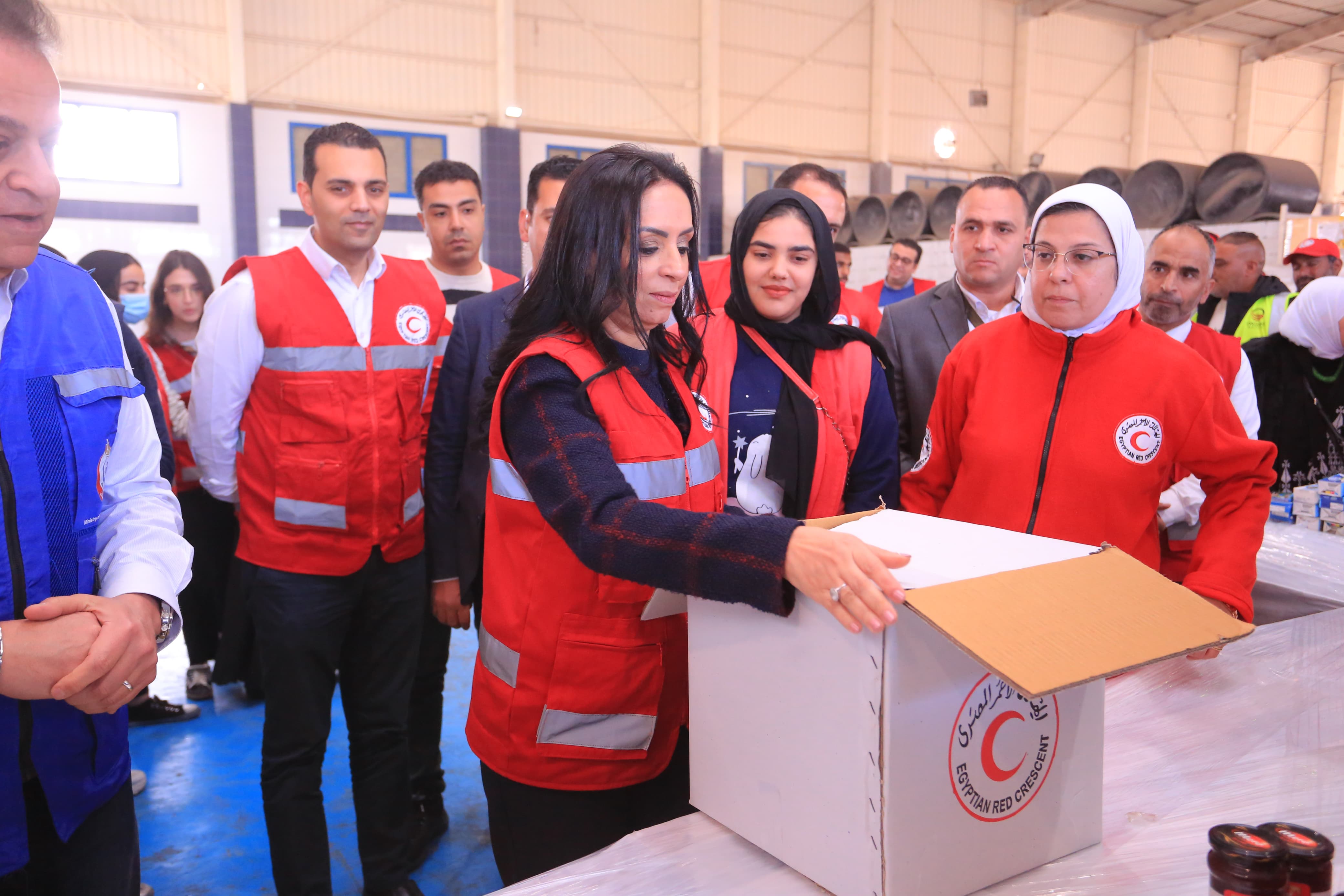 وزيرة التضامن تتفقد المراكز اللوجيستية للهلال الأحمر المصرى بالعريش وزيرة التضامن تتفقد المراكز اللوجيستية للهلال الأحمر المصرى بالعريش