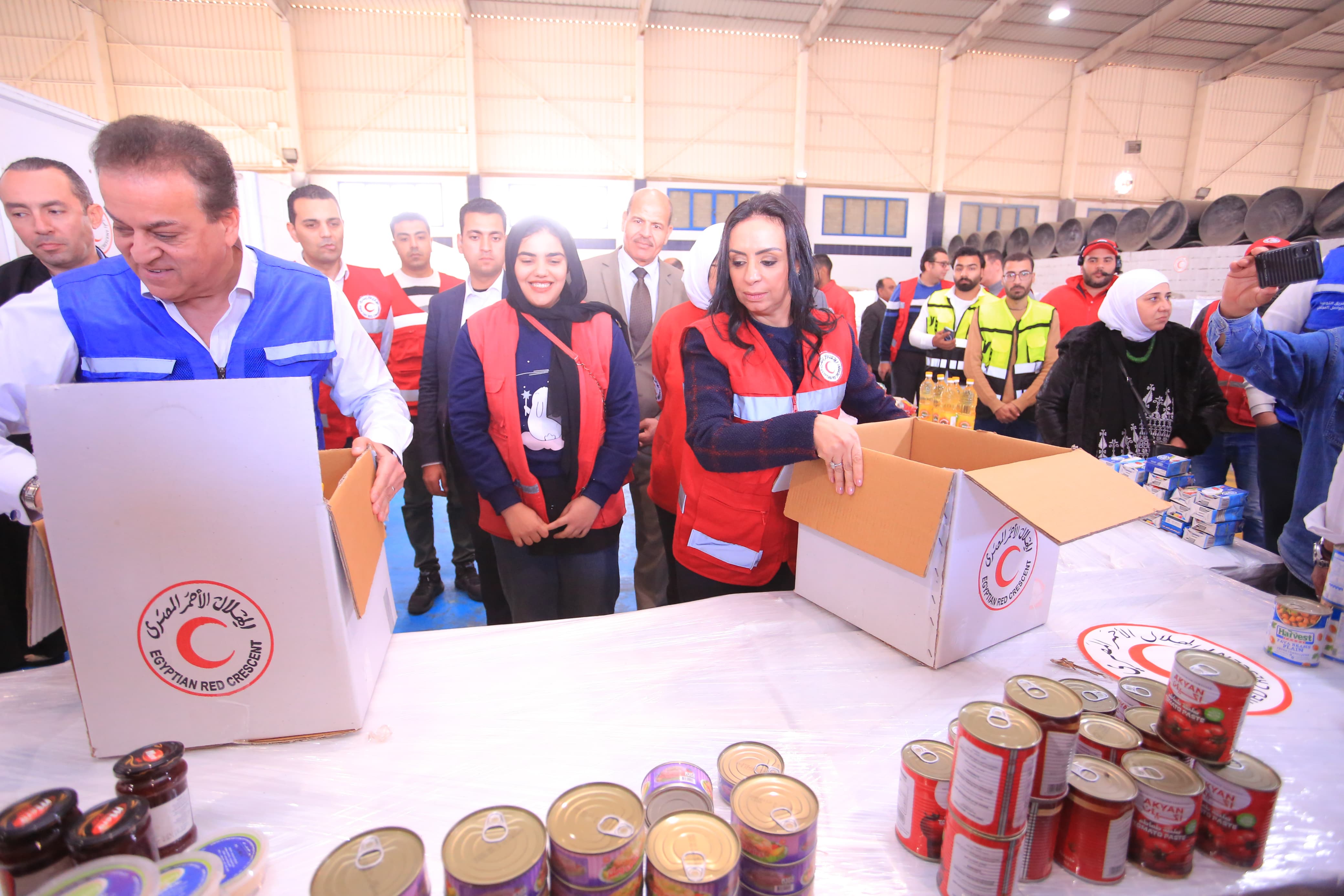 نائب رئيس مجلس الوزراء ووزيرة التضامن يتفقدان المراكز اللوجيستية للهلال الأحمر المصرى بالعريش نائب رئيس مجلس الوزراء ووزيرة التضامن يتفقدان المراكز اللوجيستية للهلال الأحمر المصرى بالعريش