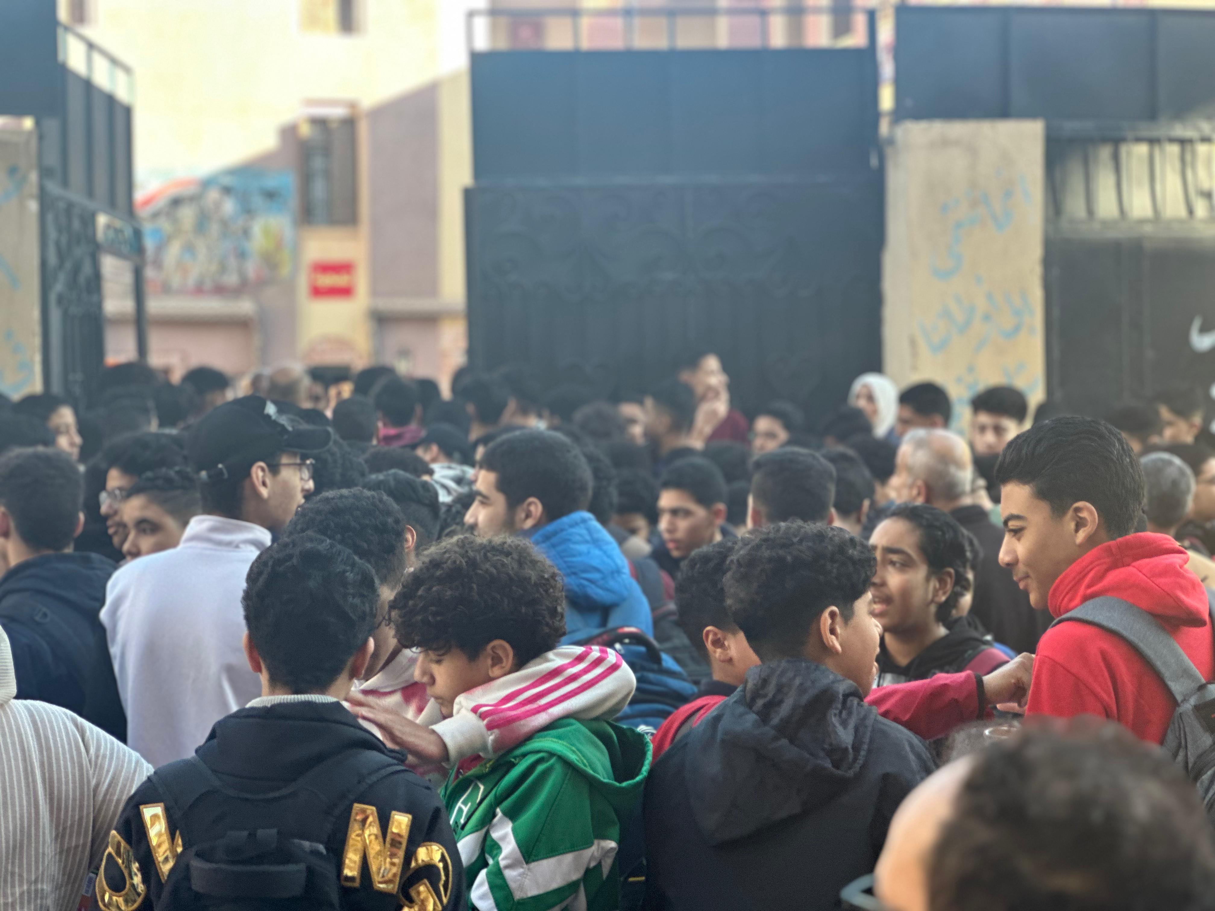 الطلاب أمام إحدى اللجان