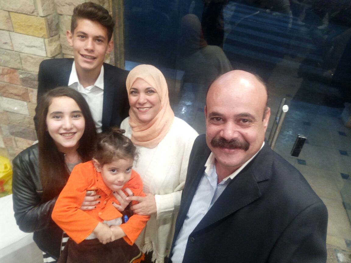الشهيد امتياز كامل مع أسرته الشهيد امتياز كامل مع أسرته