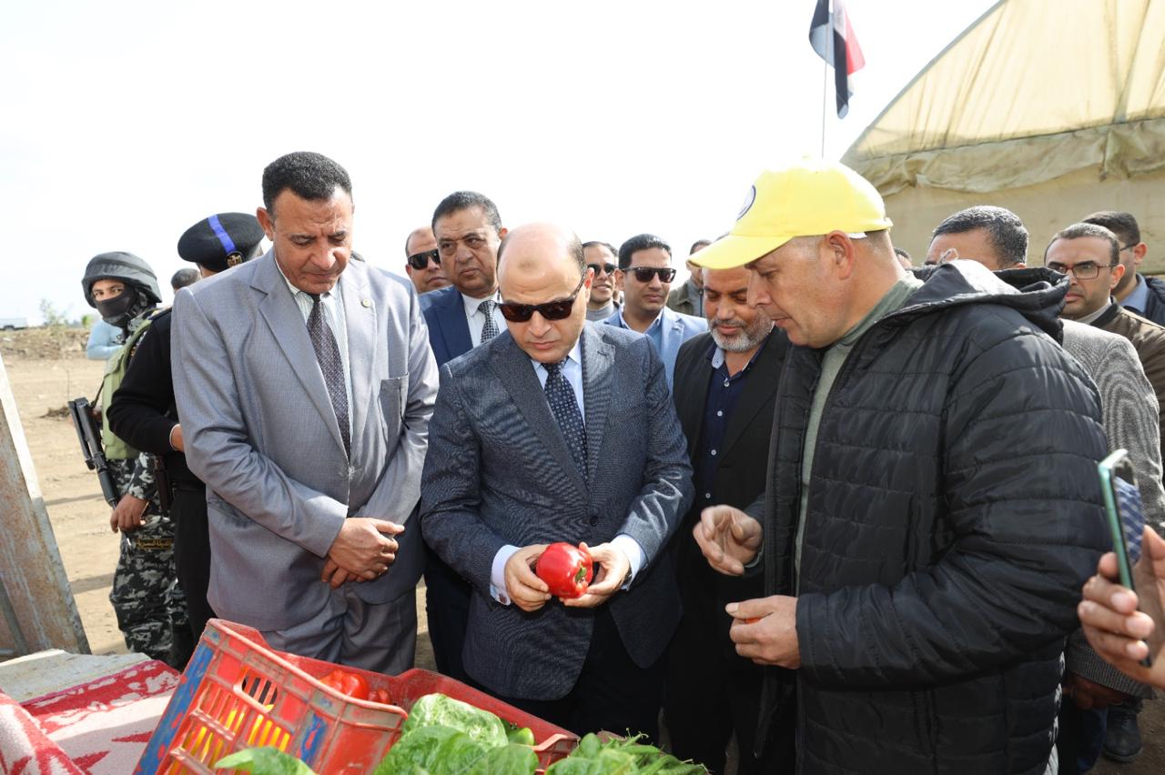جانب من تفقد المحافظ لأصناف الخضر جانب من تفقد المحافظ لأصناف الخضر