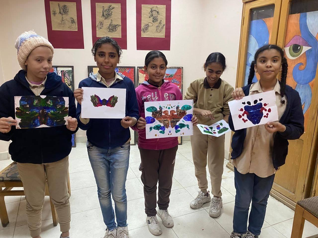 فرحة الأطفال بورش الرسم والتلوين فى الأقصر