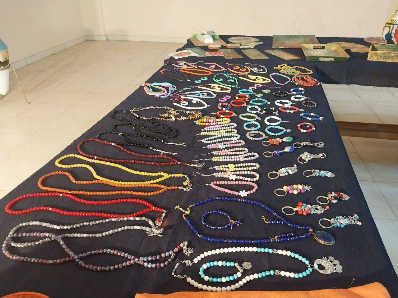 إنتاجات ورش التعليم للأطفال والفتيات بالقصور