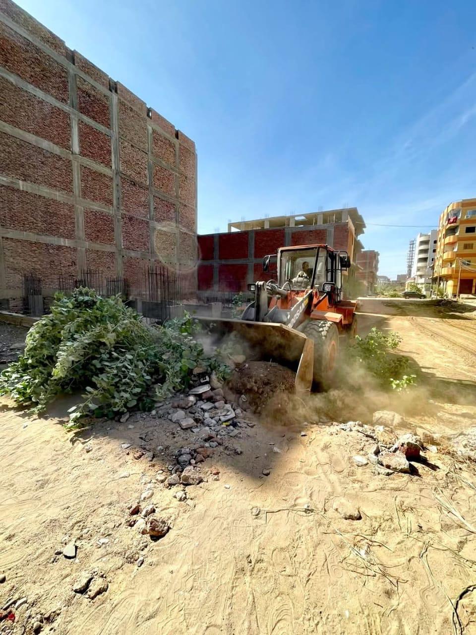 جانب من فع عوامل الزمن والأهمال بالمنطقة جانب من فع عوامل الزمن والأهمال بالمنطقة