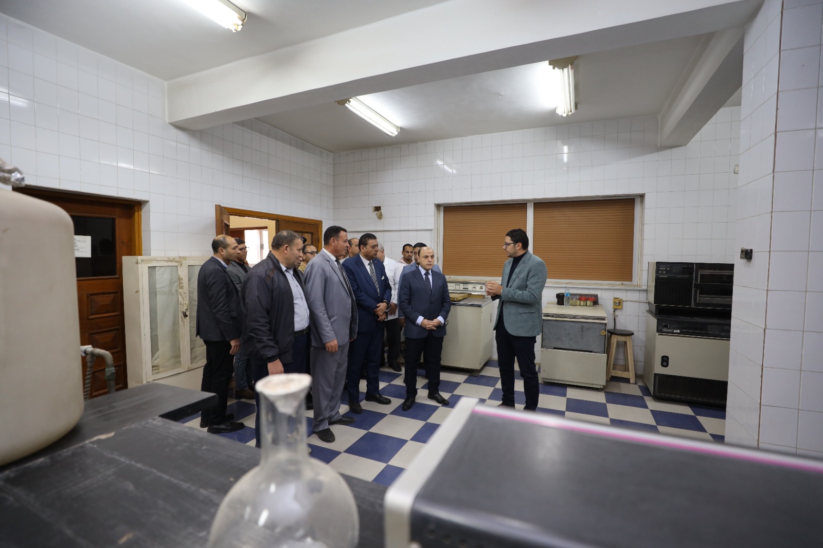 محافظ كفر الشيخ داخل المعمل