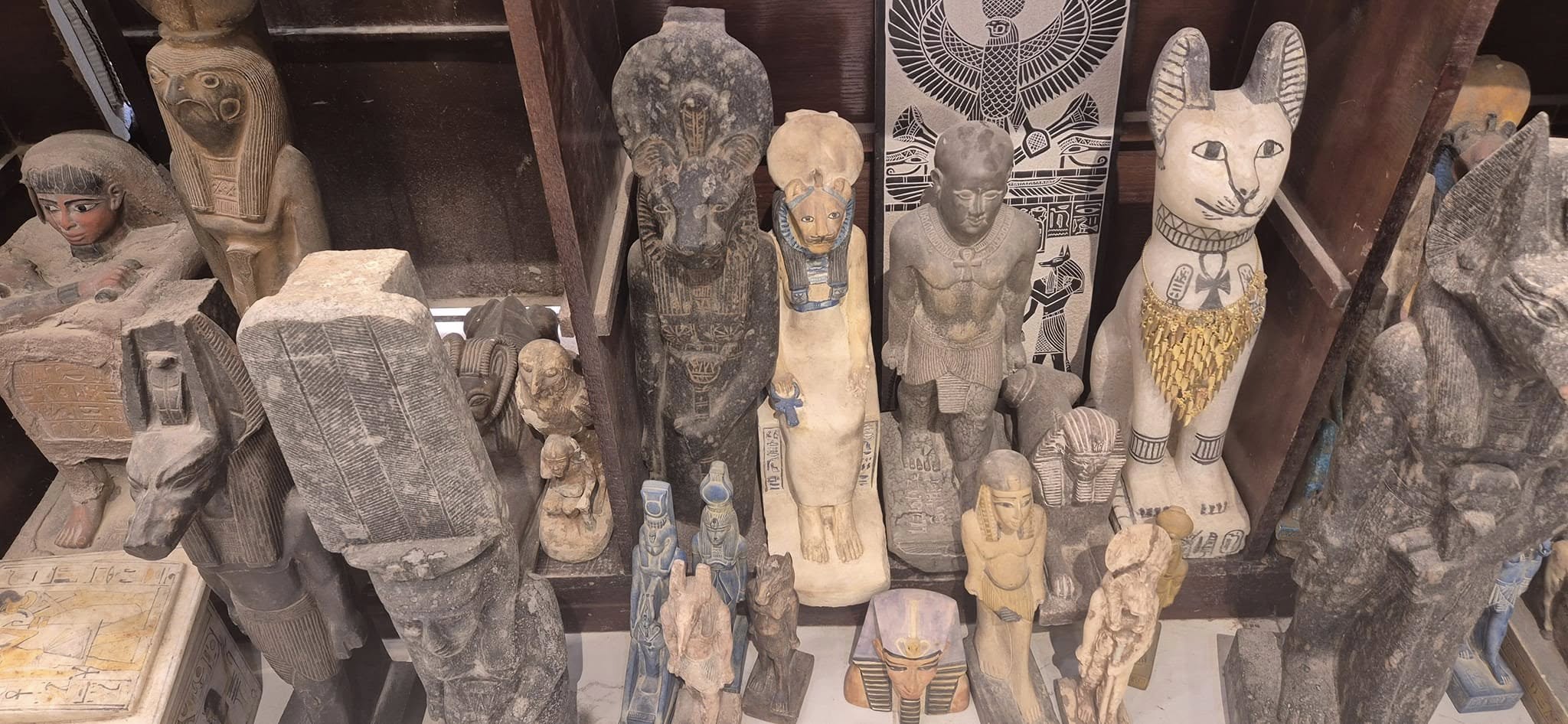 تحف وتماثيل مميزة مصنوعة يدوياً غرب الأقصر تحف وتماثيل مميزة مصنوعة يدوياً غرب الأقصر