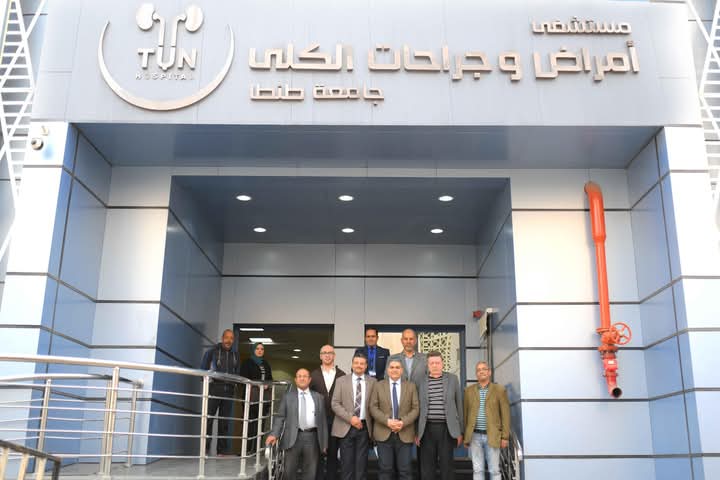 عميد كلية الطب أمام مدخل المستشفى