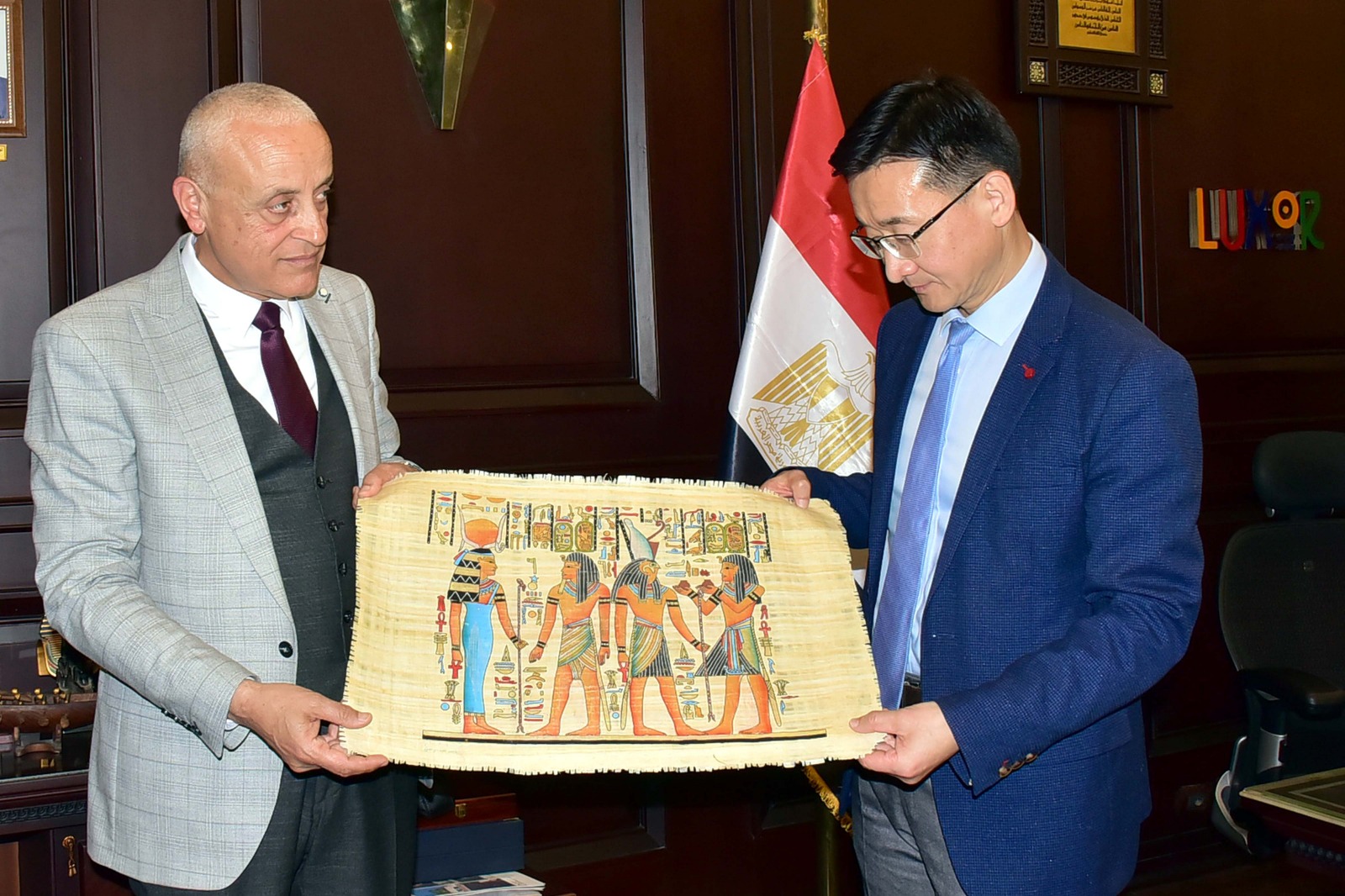 هدية تذكارية من محافظ الأقصر لقائد الوفد الصيني هدية تذكارية من محافظ الأقصر لقائد الوفد الصيني