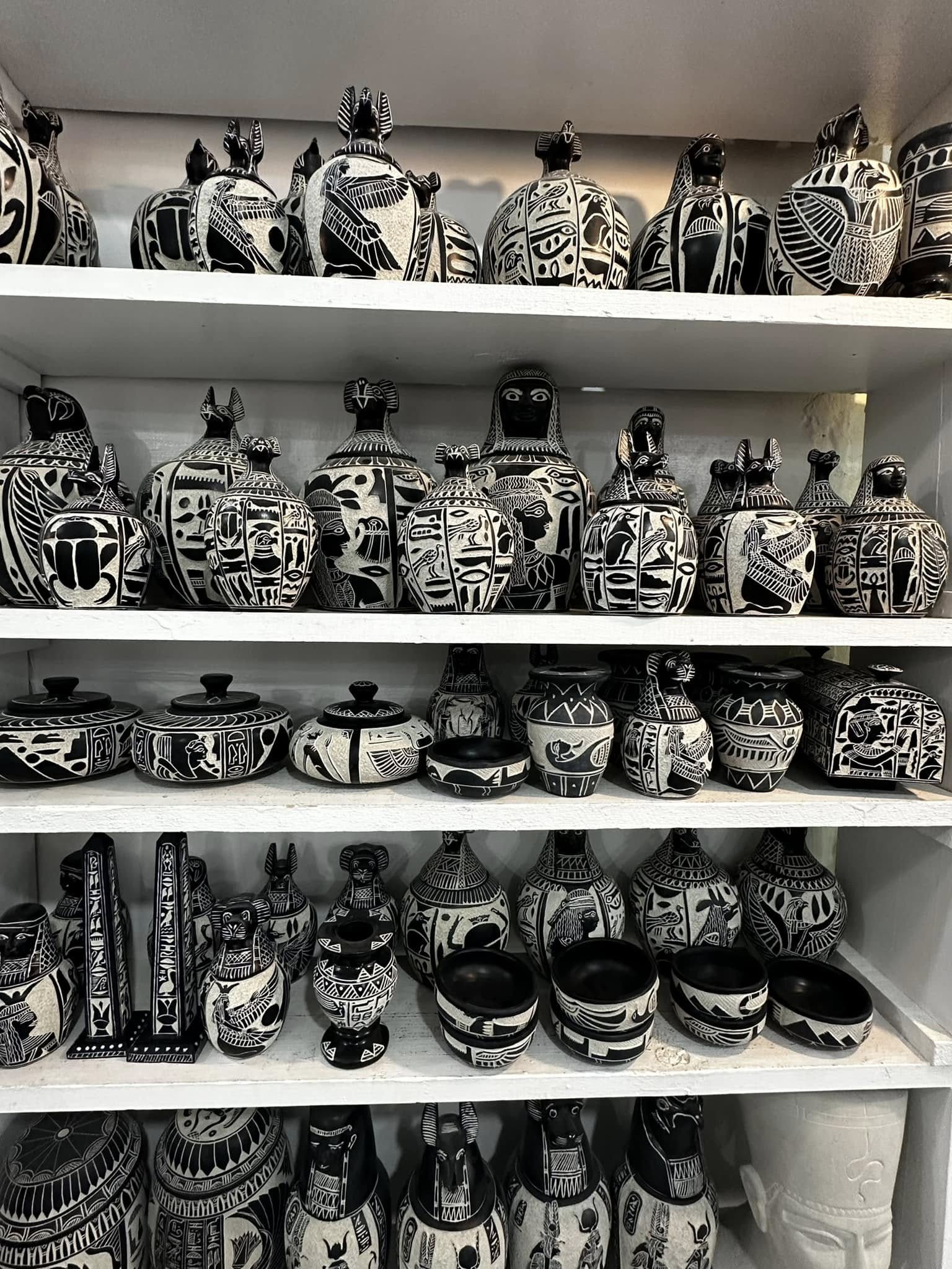 التحف المصنوعة يدوياً فى ورش غرب الأقصر