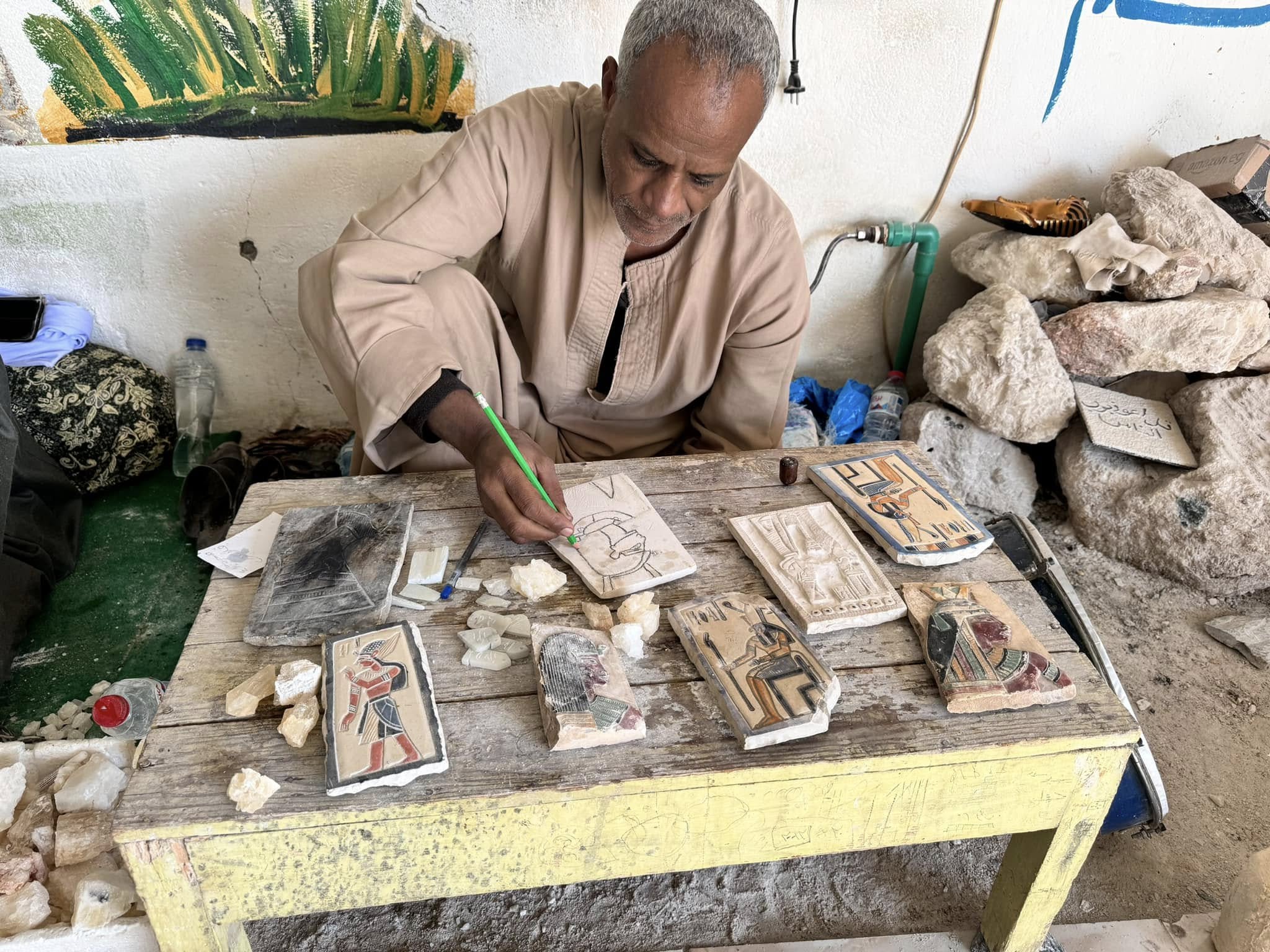 أمهر العمال يصنعون التحف هدايا لسياح العالم أمهر العمال يصنعون التحف هدايا لسياح العالم