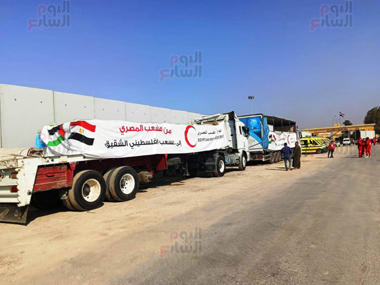 المساعدات-امام-بوابة-معبر-رفح-في-انتظار-الدخول