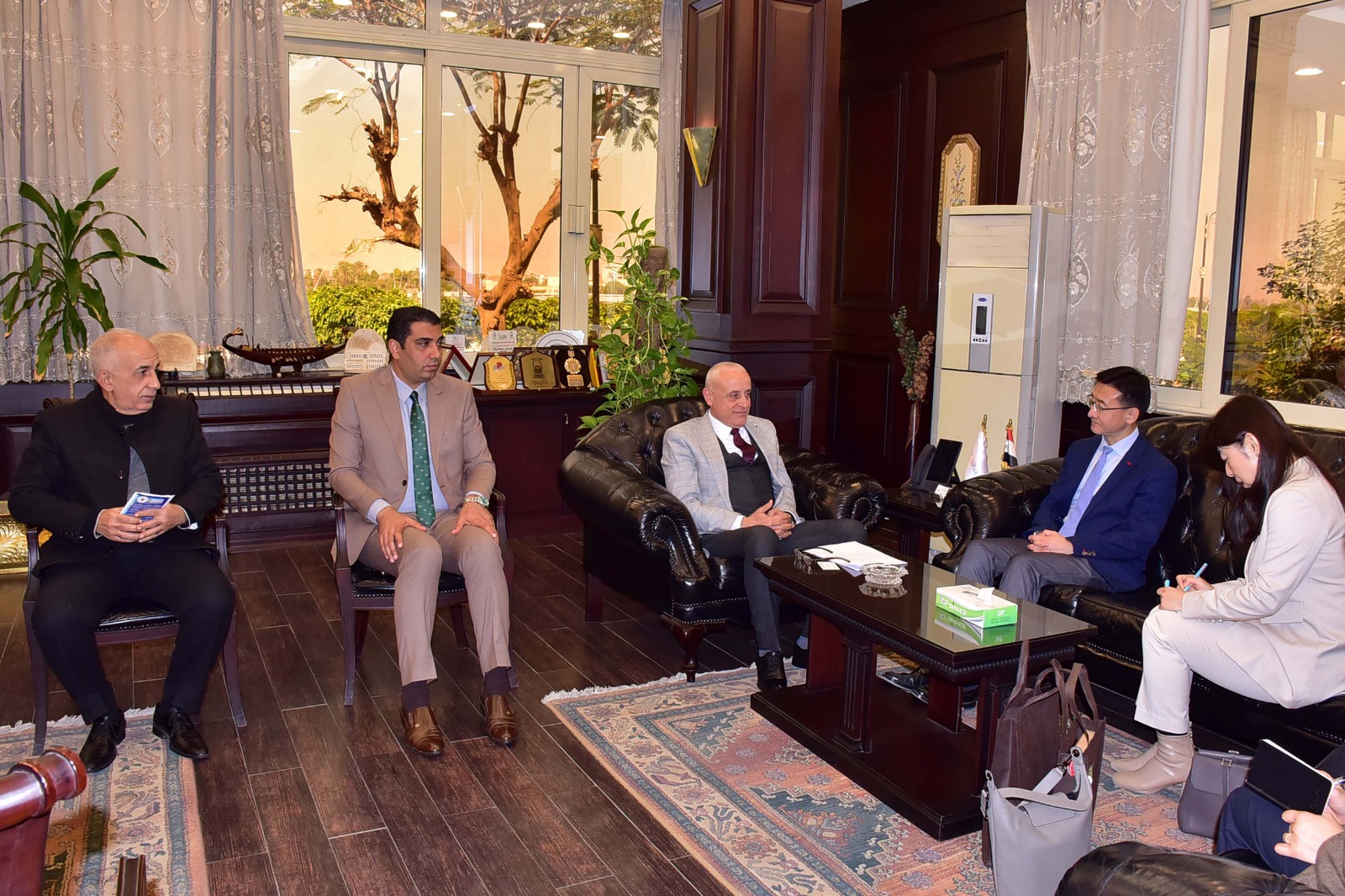 محافظ الأقصر يستقبل وفدا من مقاطعة قوانغدونغ الصينية محافظ الأقصر يستقبل وفدا من مقاطعة قوانغدونغ الصينية