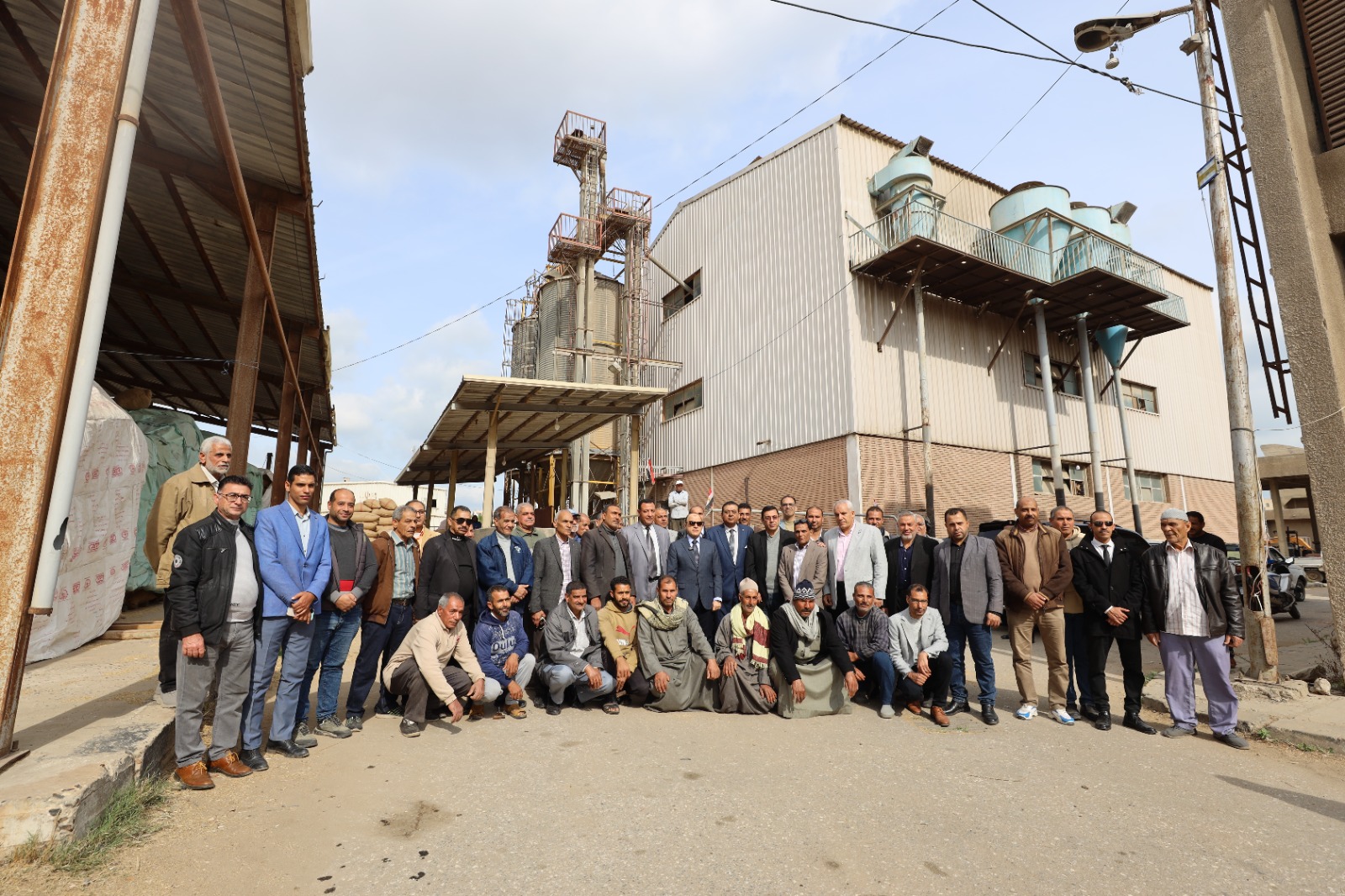 محافظ كفر الشيخ مع العاملين بمركز غربلة تقاوى الأرز محافظ كفر الشيخ مع العاملين بمركز غربلة تقاوى الأرز