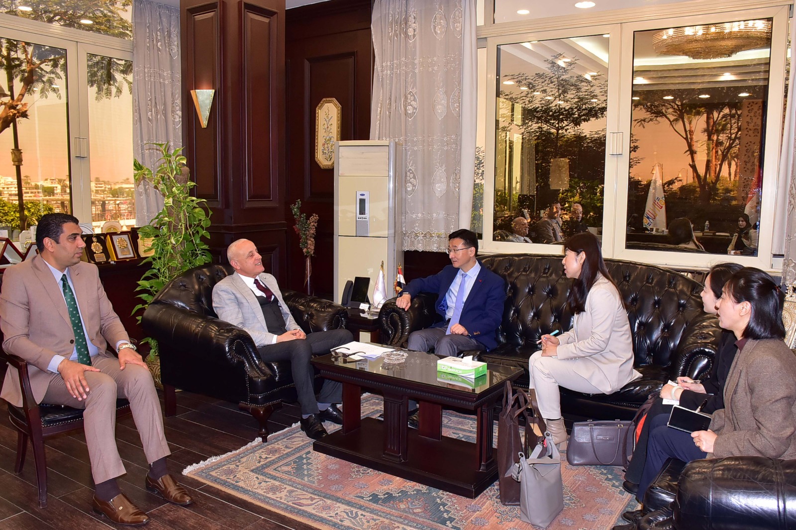 محافظ الأقصر يلتقى وفد مقاطعة قوانغدونغ الصينية لبحث سبل التعاون محافظ الأقصر يلتقى وفد مقاطعة قوانغدونغ الصينية لبحث سبل التعاون