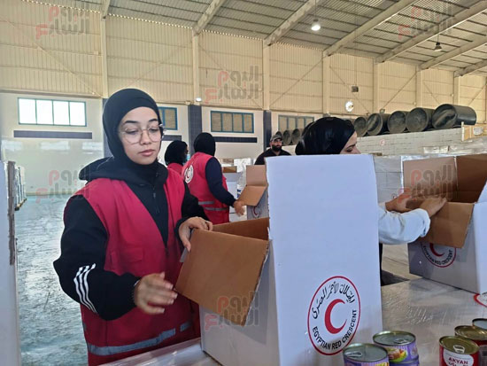 متطوعين-الهلال-لاحمر-يجهزون-المساعدات
