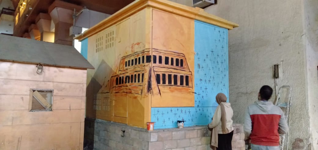 طلبة فنون جميلة خلال رسم محولات الكهرباء بالأقصر طلبة فنون جميلة خلال رسم محولات الكهرباء بالأقصر