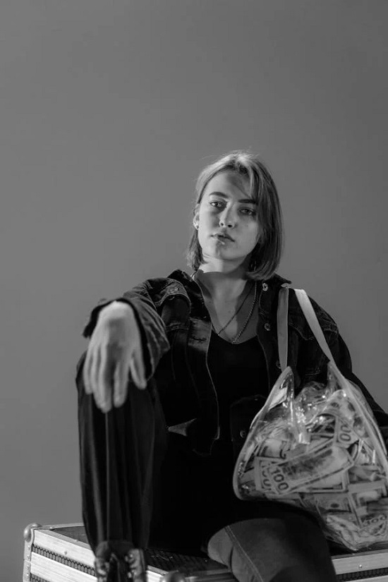 حقيبة فيها فلوس حقيبة فيها فلوس