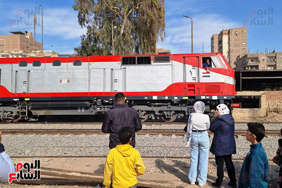 لحظة-مرور-القطار-من-منطقة-إنشاء-الكوبرى-