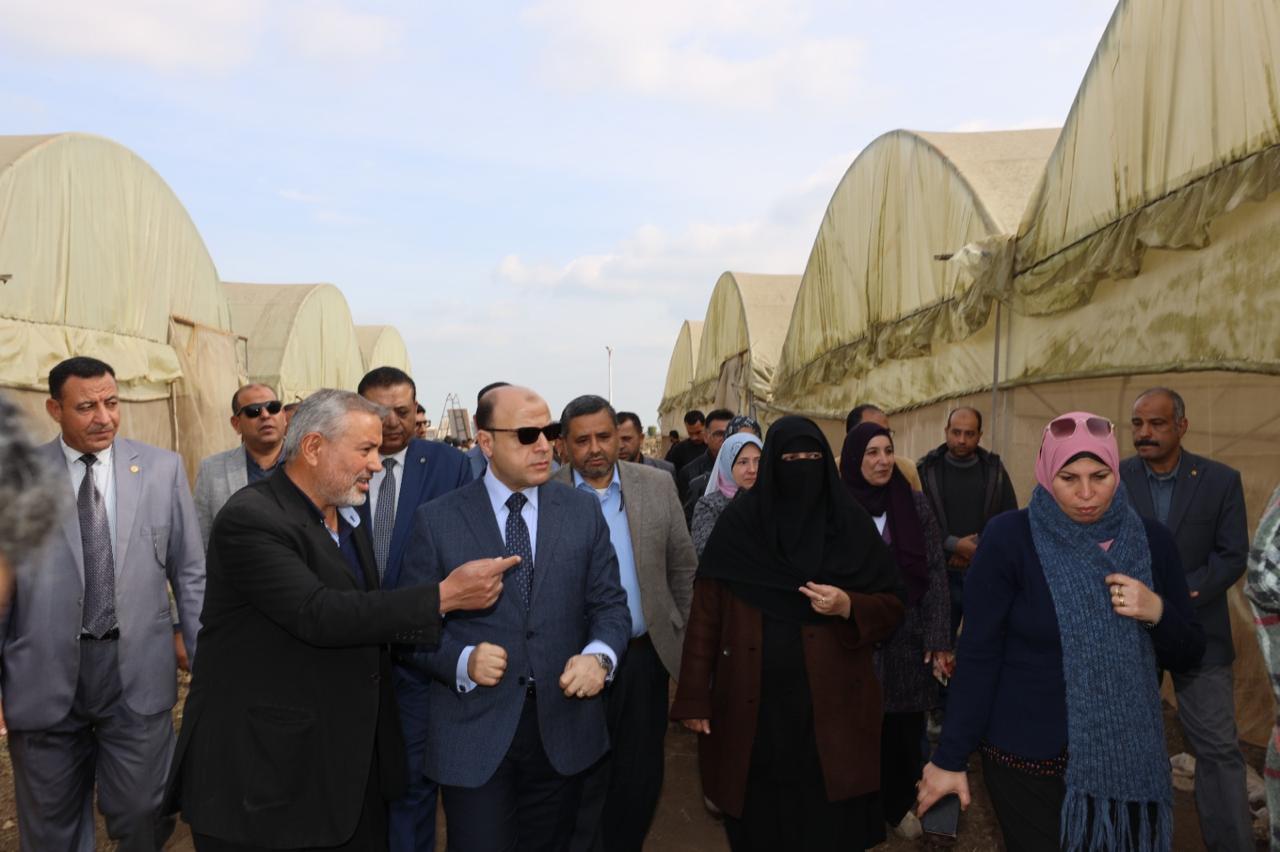 جانب من الصوب التي تفقدها المحافظ جانب من الصوب التي تفقدها المحافظ
