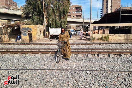 مرور-المواطنين-من-على-شريط-السكة-الحديد