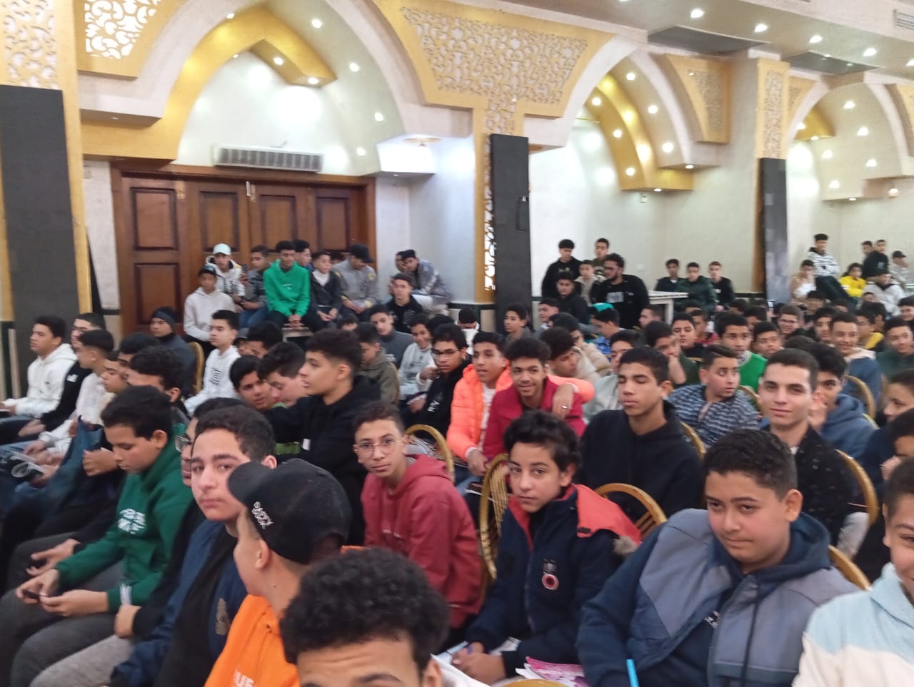 الطلاب الحاضرون للمراجعة الطلاب الحاضرون للمراجعة