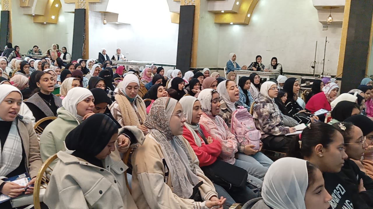 وحضر المراجعة النهائية عدد من الطالبات وحضر المراجعة النهائية عدد من الطالبات