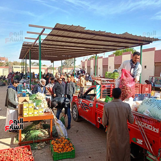 إقبال-كبير-من-المواطنين-على-أسواق-اليوم-الواحد--(26)