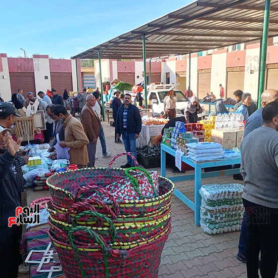 إقبال-كبير-من-المواطنين-على-أسواق-اليوم-الواحد--(17)