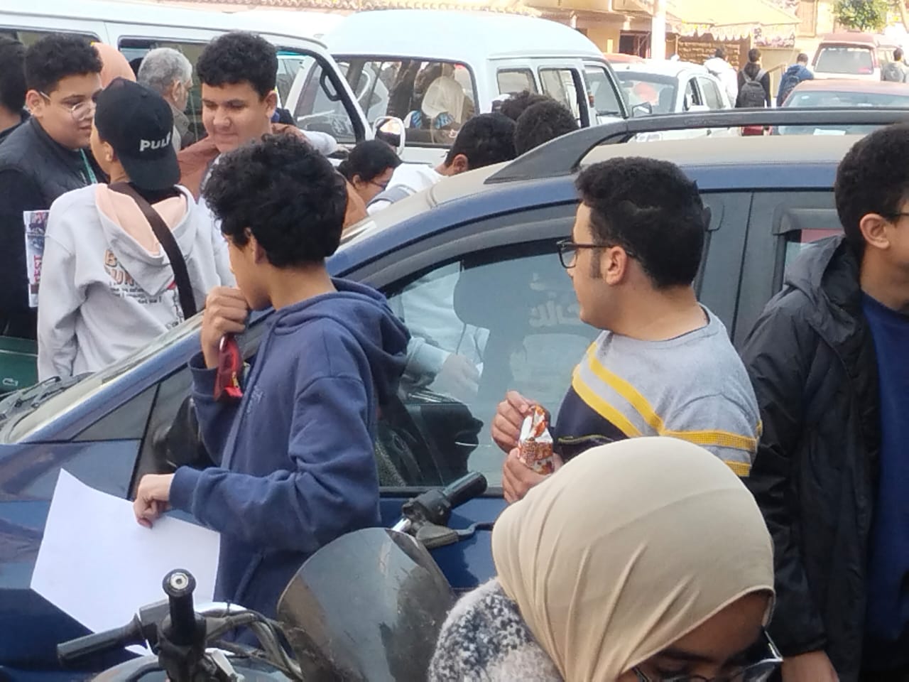 الطلاب عقب الخروج من اللجان