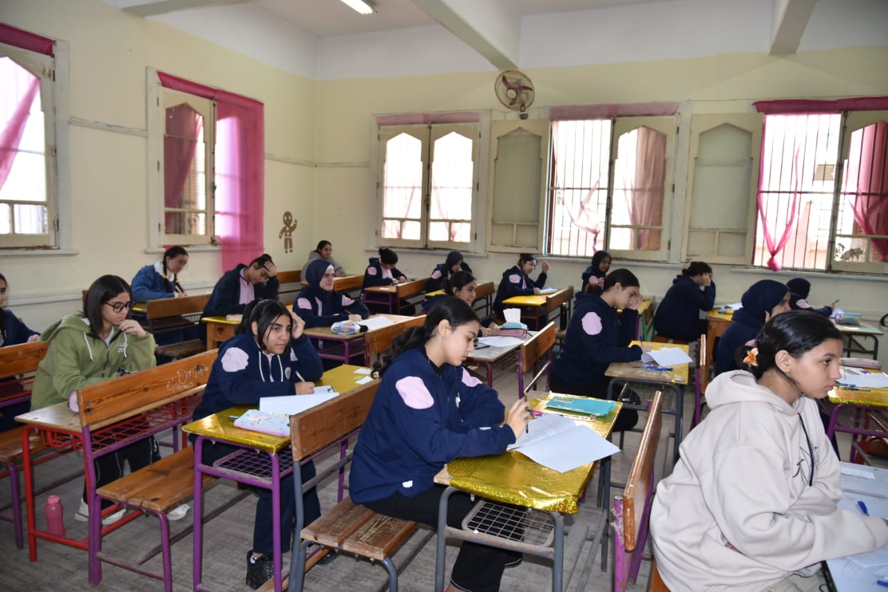 احدي لجان الإعدادية من الداخل احدي لجان الإعدادية من الداخل