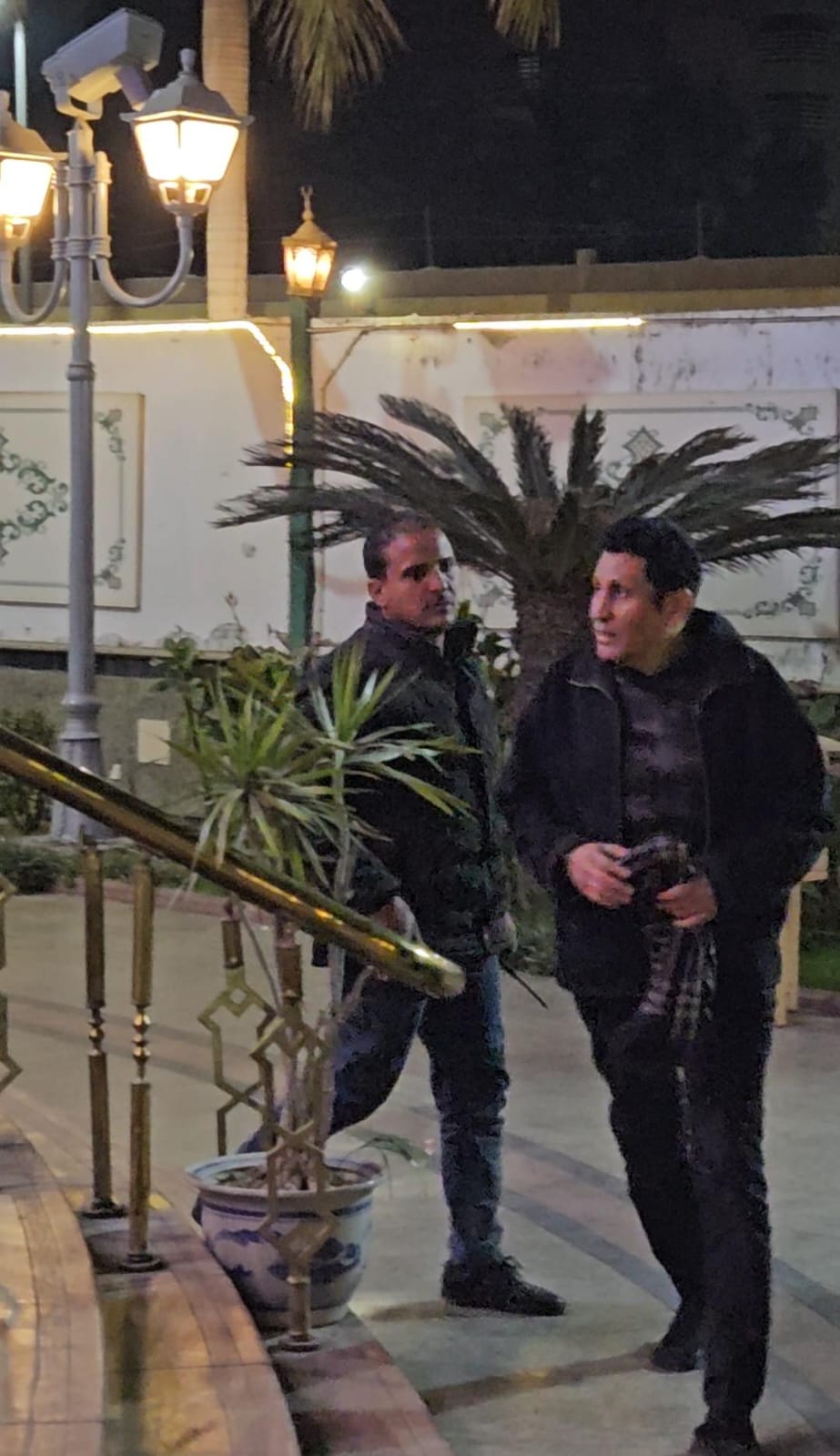 أشرف زكي ومحمود فارس وأحمد جوهر يقدمون التعازي لوائل عبد العزيز في رحيل والده (1)