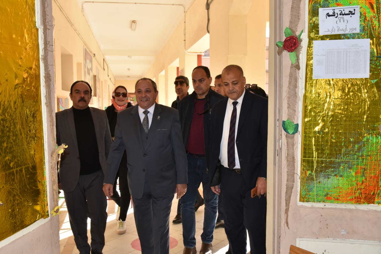 المحافظ خلال تفقد اللجان المحافظ خلال تفقد اللجان