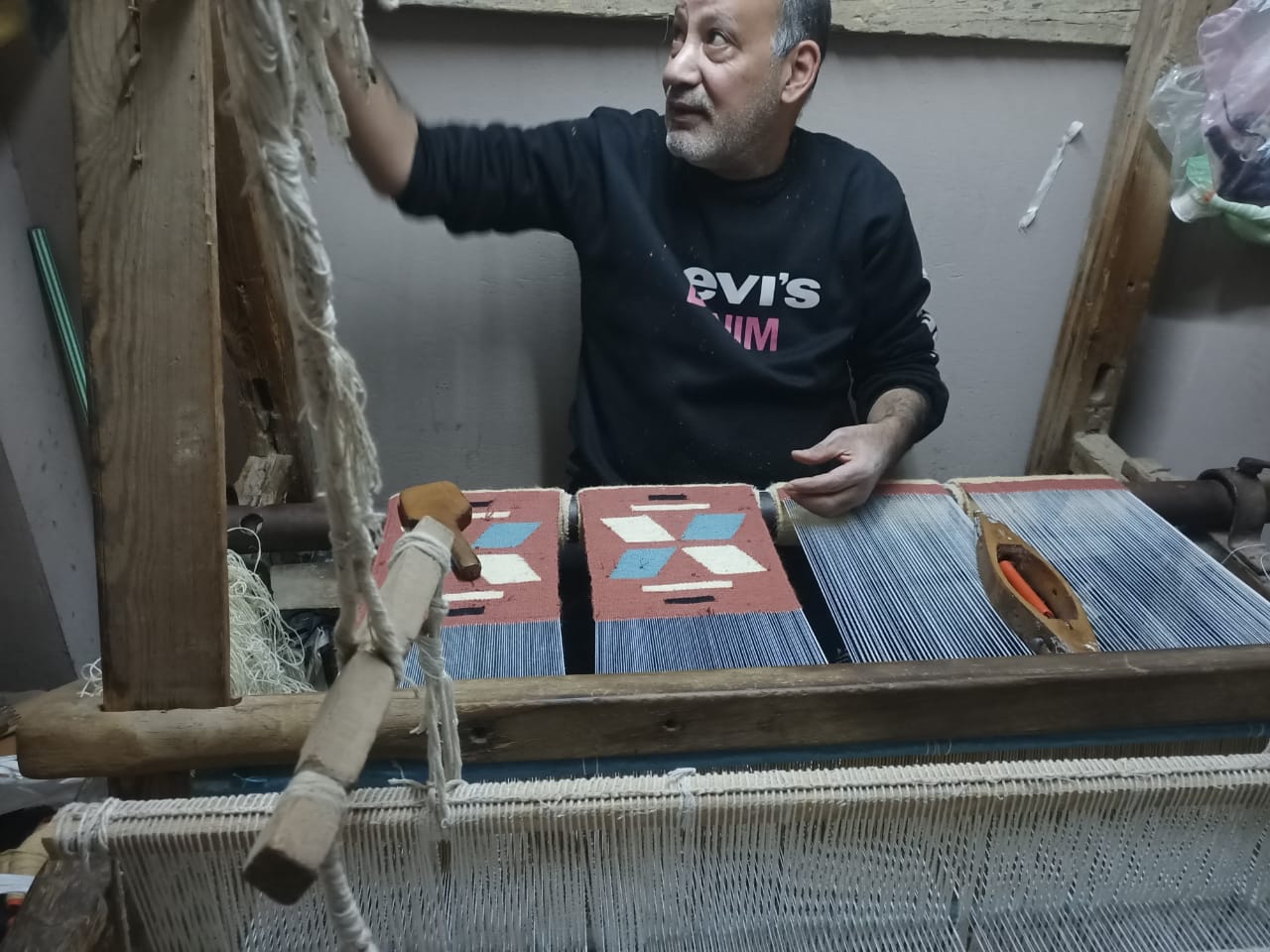 عم حسن أقدم صانعى الكليم اليدوى  (3)