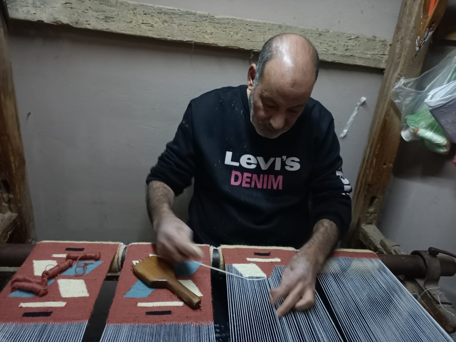 عم حسن أقدم صانعى الكليم اليدوى  (5)