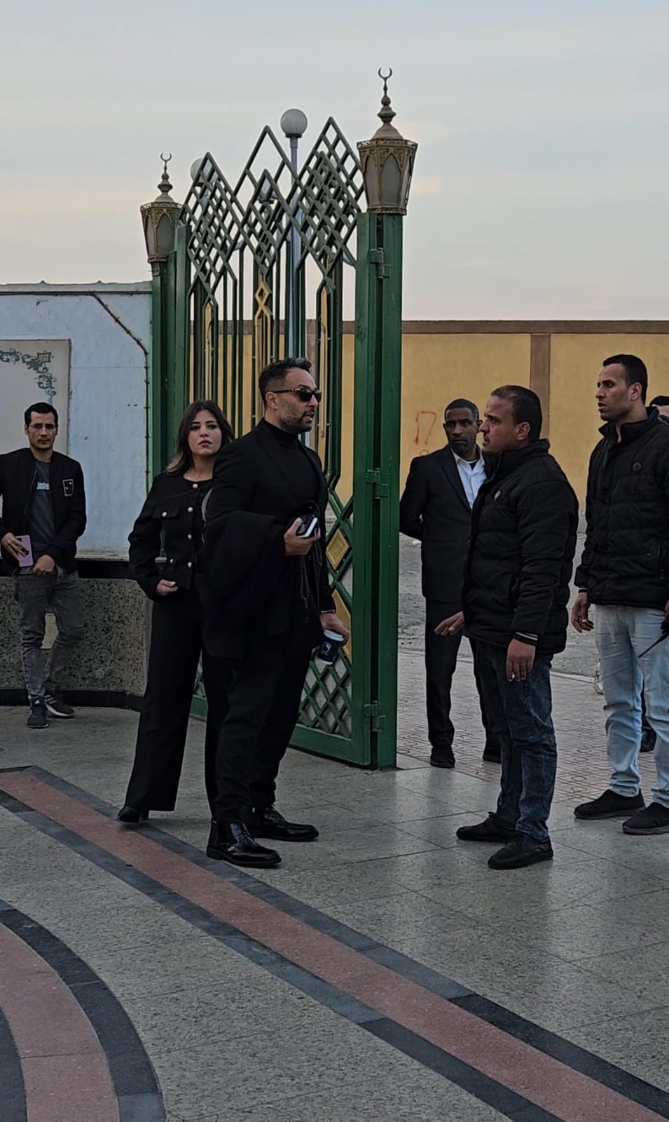 وصول وائل عبد العزيز شقيق ياسمين عبد العزيز لتلقي عزاء والدهما بمسجد الشرطة (2)