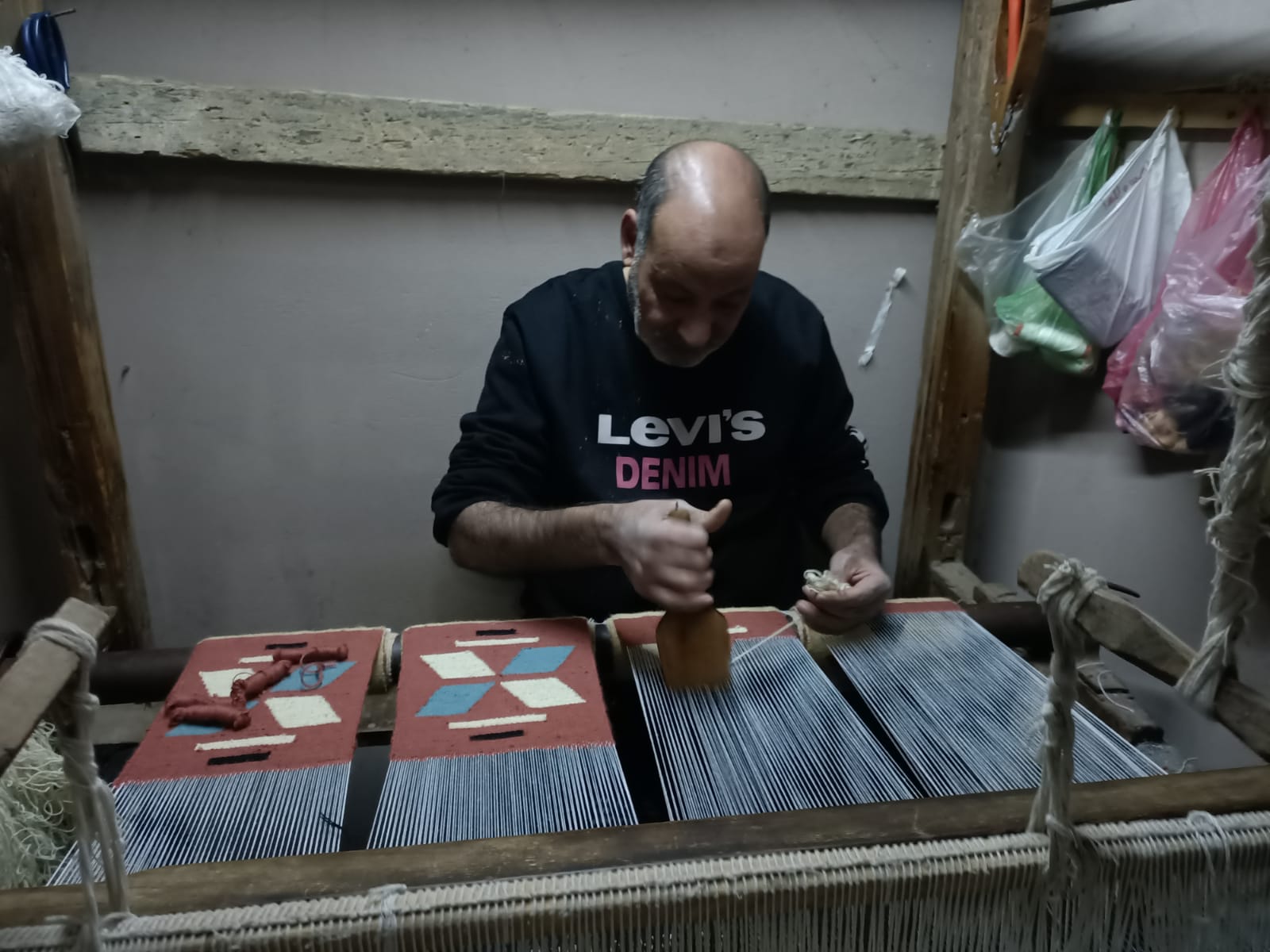 عم حسن أقدم صانعى الكليم اليدوى  (4)